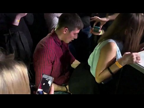 ❤️ ロシアのナイトクラブでリアルセックス。18歳のロシア人少女がナイトクラブで肛門と膣を犯される ❤ ポルノビデオ ❌️❤